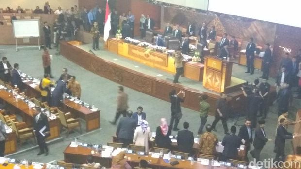 Pengesahan UU Pemilu Diwarnai Walk Out, Buaya 'Pulangkan 