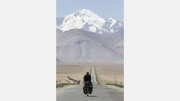 Josiah melewati jalanan di Tajikistan.