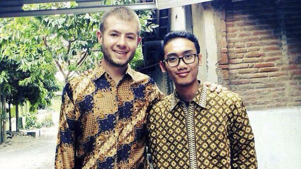 Josiah mengenakan batik ketika di Indonesia.