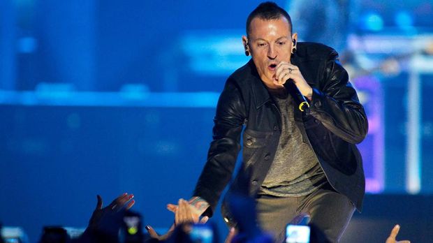 Chester Bennington pernah dua kali datang mengguncang Indonesia bersama Linkin Park.