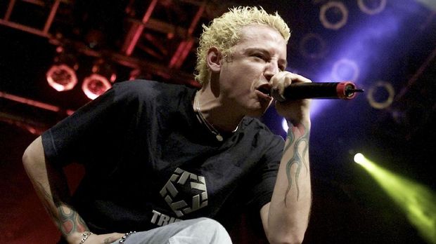 Chester Bennington ditemukan tidak bernyawa di rumahnya di Los Angeles, Kamis (20/7). Bennington disebut bunuh diri.