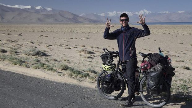 Josiah ketika sampai di Tajikistan.