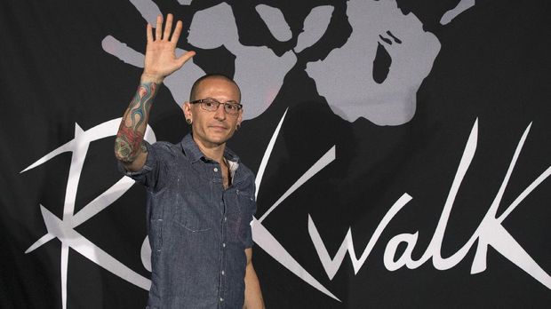 Mike Shinoda mengenal Chester Bennington sejak 1997 atau 1998.