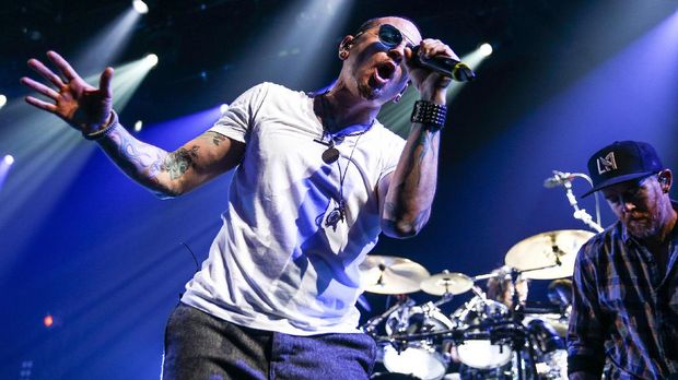 Chester Bennington meninggal bunuh diri karena diduga stres.