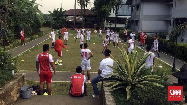 Permainan mirip sepak takraw dilakoni para pemain Persija untuk melepas ketegangan. (