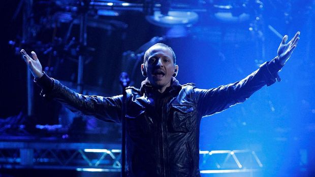 Chester Bennington mengawali karier bersama Linkin Park sejak 1999.
