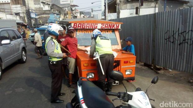 Polisi Tilang Mobil  Odong  odong  di Jatinegara