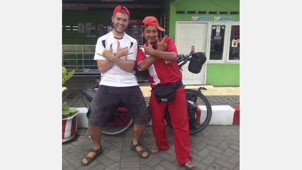 Josiah berpose dengan petugas bom bensin di Indonesia.