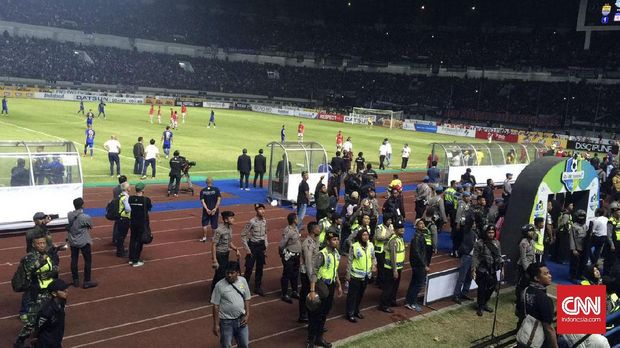 Petugas keamanan berusaha menenangkan Bobotoh.