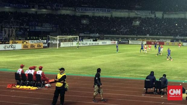 Pertandingan sempat dihentikan selama dua menit karena aksi pelemparan botol dari suporter.