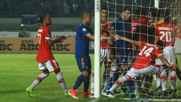 Persib Bandung memilih walkout sebagai sikap memprotes keputusan wasit Evans Shaun Roberts. (