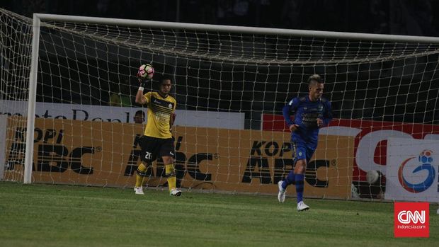 Raphael Maitimo (kanan) memilih menanggalkan kostum Persib pada musim 2018.