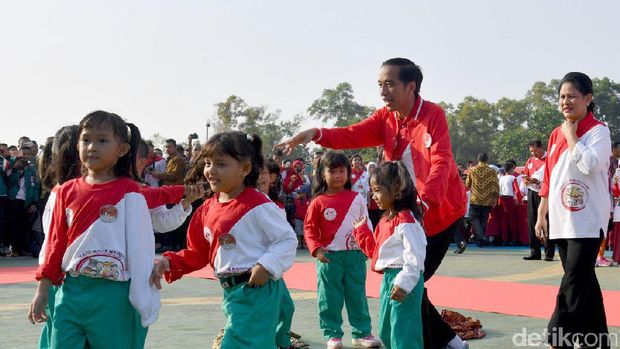 Jokowi saat menghadiri peringatan Hari Anak Nasional.