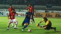 Achmad Jufriyanto membauat Persib dihukum penalti. (