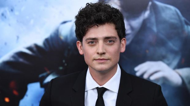 Meski terhitung muka baru, Aneurin Barnard sesungguhnya sudah mulai berakting hampir satu dekade.