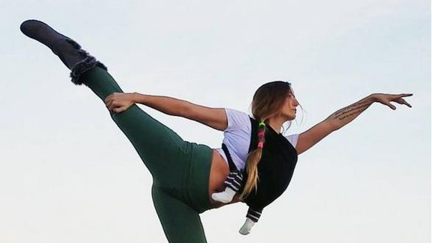 Samantha latihan yoga bareng bayinya (