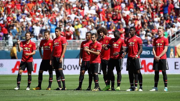 Manchester United berada di tempat kedua yang dijagokan berdasarkan polling CNNIndonesia.com di Twitter. (