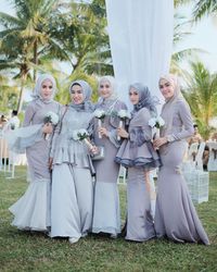 Foto 10 Inspirasi Baju  Bridesmaid  yang Kekinian untuk 