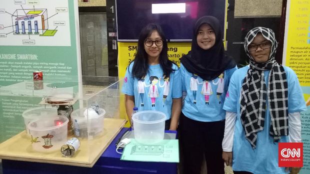 Ardhani Sugiharto Putri, Feby Nadya Sabrina, dan Lintang Cahyaning Ratri, dari SMAN 3 Malang (CNN Indonesia/Deddy S).