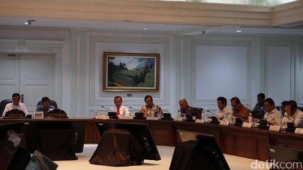 Presiden Jokowi dan Wapres JK memimpin rapat terbatas.