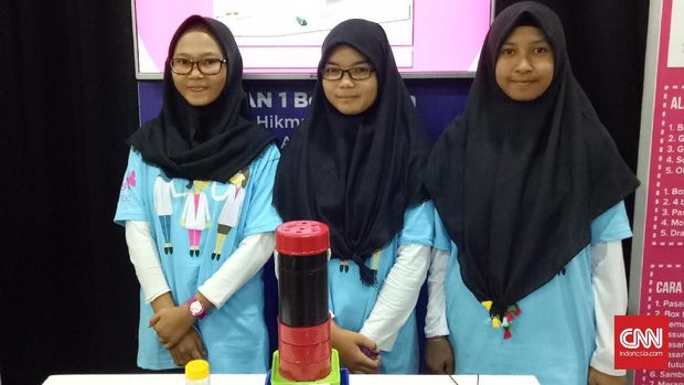 Lia Hikmatul Maula, Risya Amini, dan Yanti Oktofiani dari SMAN 1 Bojonegara (CNN Indonesia/Deddy S). 