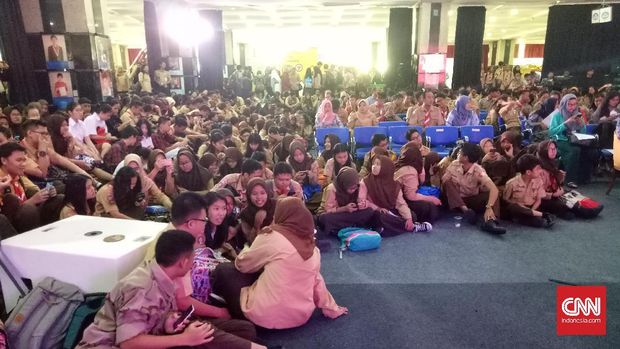 Ramainya siswa yang menghadiri pembukaan L'Oreal Science Fair 2017 di Kementerian Pendidikan dan Kebudayaan RI. (CNN Indonesia/Deddy S)