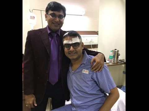 Abhishek Prasad bersama dokter yang mengoperasinya. (Foto: CNN)