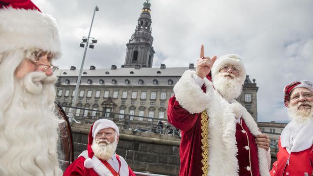 Baik Santa Claus ataupun Sinterklas melegenda di berbagai negara.