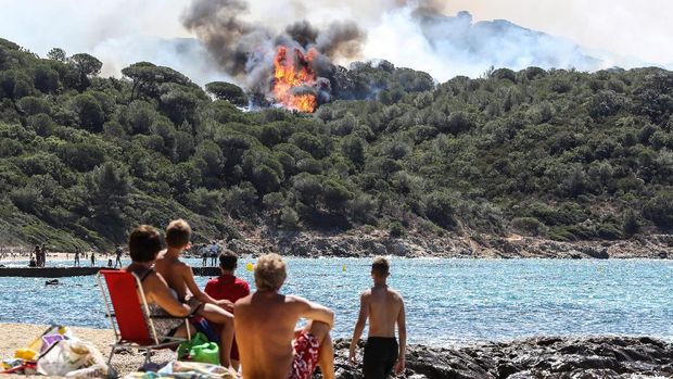 Kebakaran hutan besar di Perancis itu nyaris mempengaruhi kawasan wisata populer Saint-Tropez.