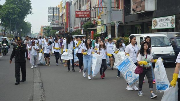 Kegiatan relawan yang membawa karung untuk memungut sampah