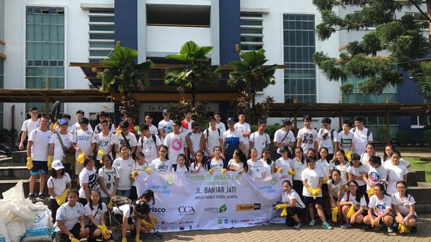 Para relawan yang ikut turun membersihkan sampah (Clean Up Jakarta Day)