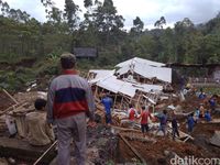 Peternakan di  Garut  Tertimbun Longsor Ribuan Ayam Mati 