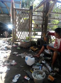 Sampah dari rumah keluarga Josh dan sampah tamu yang tinggal di FiliStay/Bamboo Bottle Homestay tidak dibuang, tapi dikelola menjadi ecobricks (dok Josh Handani/Rumah Inspirasi Jogja)