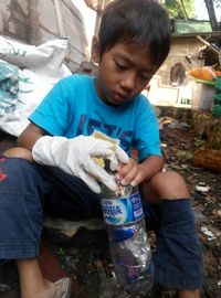 Semesta (9), anak Josh sedang memasukkan sampah plastik yang tidak laku dijual ke dalam botol (dok Josh Handani/Rumah Inspirasi Jogja)