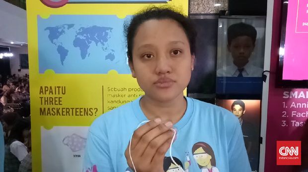 Ibu Guru Yonita Tyas Lokita, guru di SMA Plus Pembangunan Jaya yang meraih predikat guru inspiratif di ajang L’Oreal Girls in Science 2017. (CNN Indonesia/Deddy S)