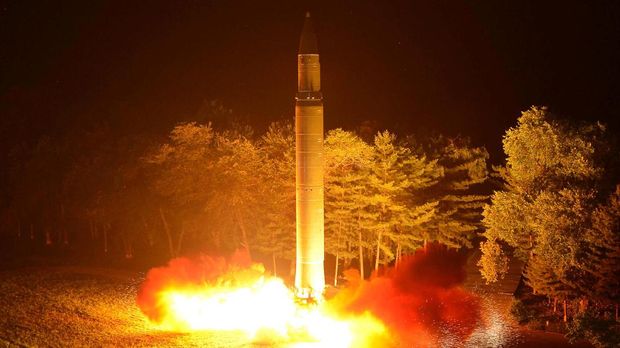 Pengamat menyebut Korea Utara tetap mendapat bantuan dari negara-negara yang sekarang mengecamnya sebagai upaya diplomasi.