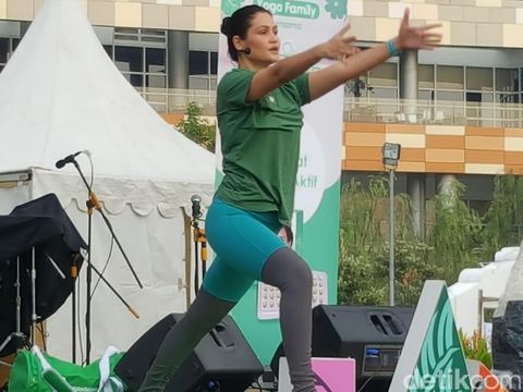 Rima Melati Adams sedang yoga/