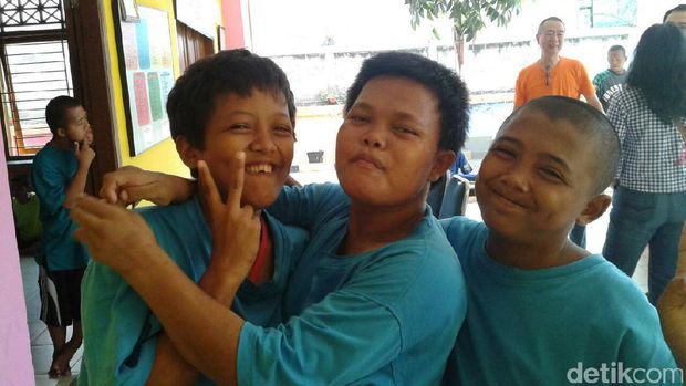 Lebih dari setengah anak-anak penyandang tunagrahita juga memiliki keterbatasan fisik