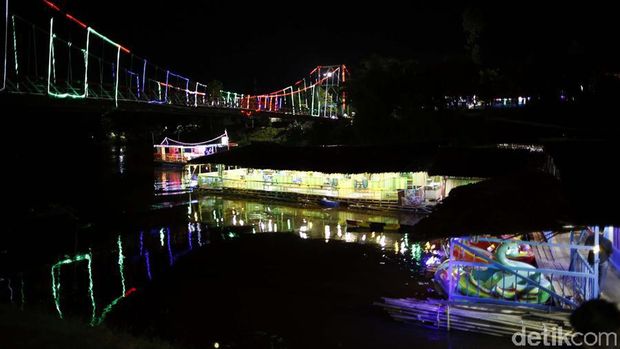  Kafe Bandong dan jembatan yang mengagumkan di kala malam (Rachman Haryanto/detikTravel)