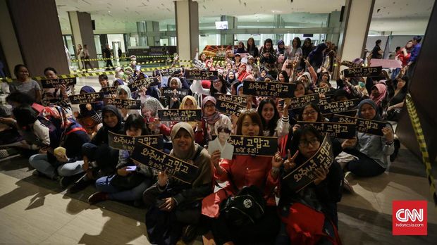 Starlight, para penggemar boyband VIXX, tengah mengantre untuk masuk ke area acara jumpa fan.