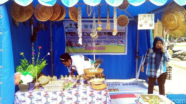  Stan penjual cinderamata di Suling Tambur Festival (Jabbar/detikTravel)