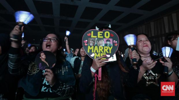 Para penggemar menikmati penampilan VIXX.