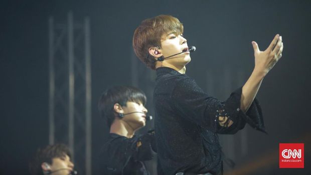 Aksi Hongbin dalam acara jumpa fan di Jakarta.