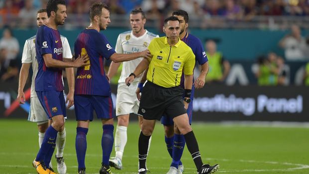 Ivan Rakitic (tengah) siap diandalkan pada pertandingan El Clasico di akhir tahun 2017.