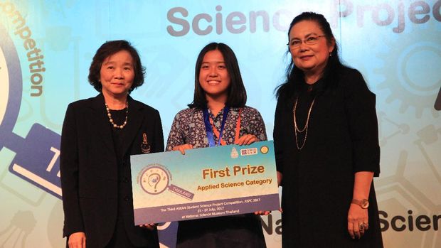 Angelica Grace Intan dari SMA Santa Laurensia yang meraih juara pertama di ASEAN Student Science Project Competition (ASPC) 2017 di Thailand, melalui karya yang berjudul Pemanfaatan Plastik sebagai Penghasil Arus Listrik dalam Microbial Fuel Cell. (Dok. LIPI)