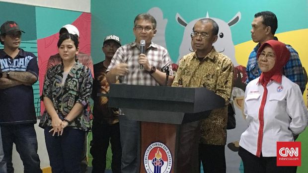 Ketua Umum Jakmania Ferry Indrasjarief memutuskan untuk tidak hadir dalam pertemuan suporter.