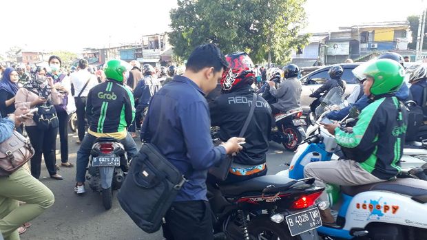 Ada Saja Alasan Tukang Ojek Ngetem di Trotoar Stasiun Palmerah