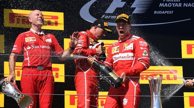 Sebastian Vettel menyemprotkan botol sampanye Carbon setelah menang di GP Hungaria.