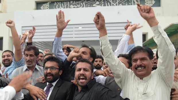 Warga pendukung partai PML-N yang berkuasa di pemerintahan, bersorak usai parlemen menyatakan Shahid Khaqan Abbasi sebagai perdana menteri baru, menggantikan Nawaz Sharif.