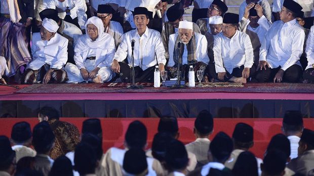 Presiden Jokowi mengadakan acara dzikir kebangsaan bersama para ulama dan santri di Istana Merdeka. 